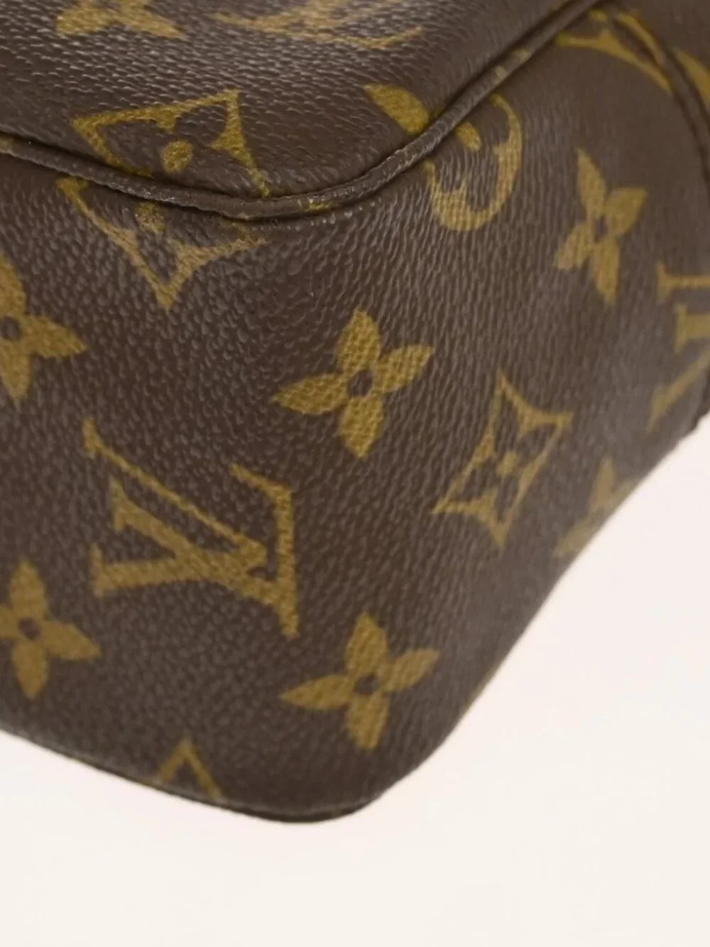 LOUIS VUITTON TROUSSE TOILETTE 28 COSMETIC POUCH